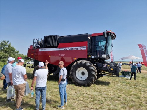 Дебют трактора Кировец К-530 и роторного зерноуборочного комбайна  GOMSELMASH GR700 